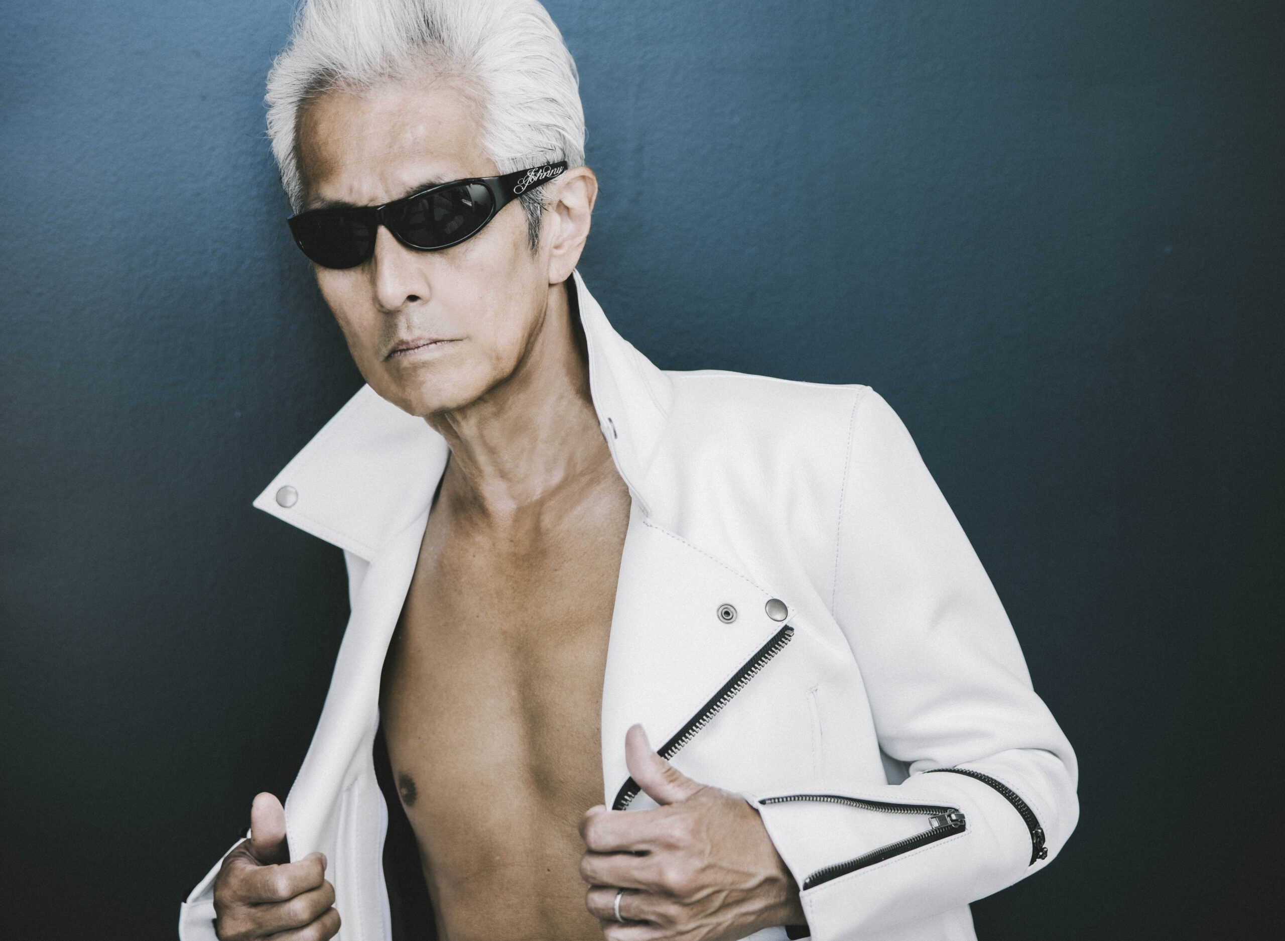 Johnny 40年ぶりのソロアルバムの全貌を公開！ 67 歳イケオジギタリスト・Johnny 魅惑の裸ライダースショット公開！